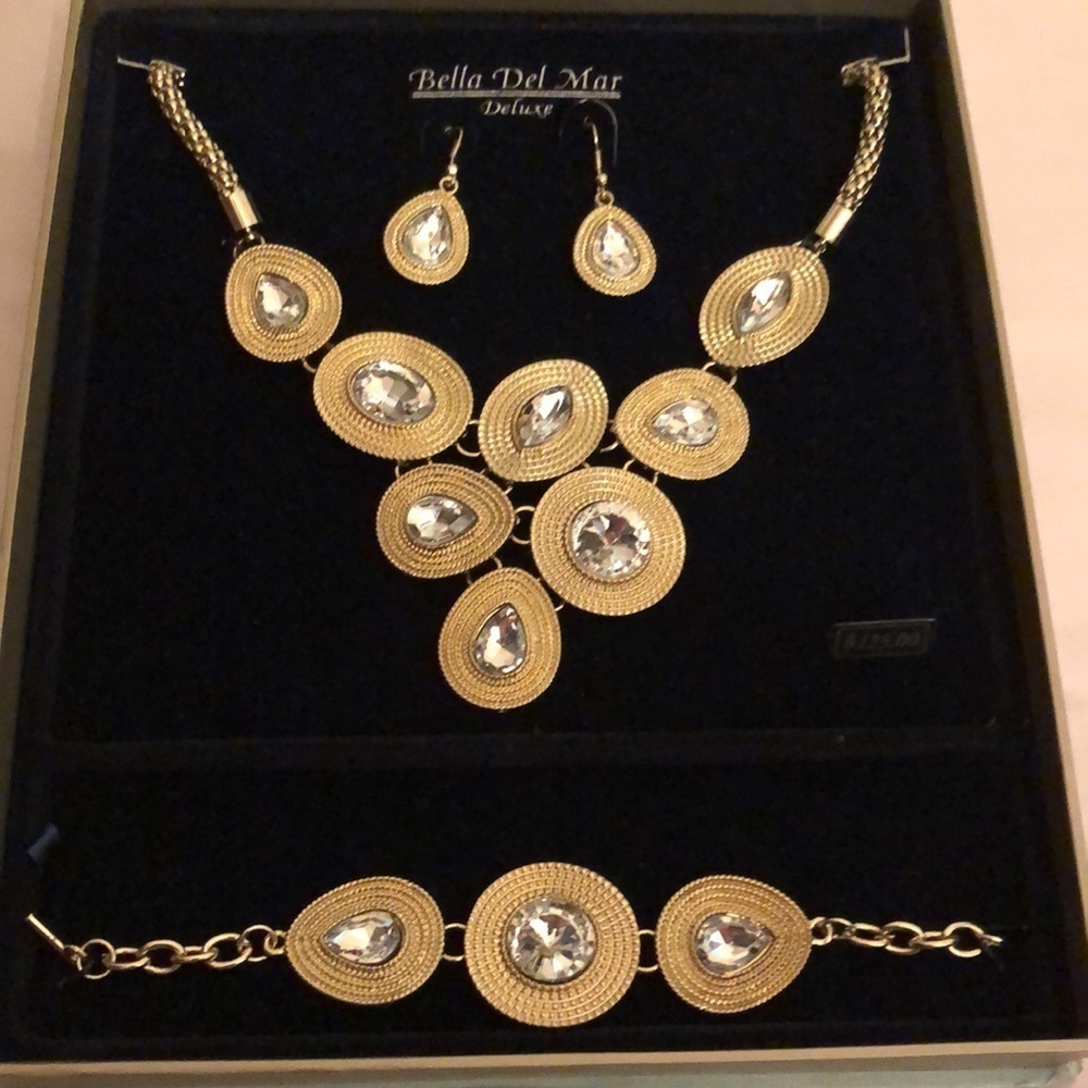 New in box Bella del mar expressions collection jewelry set dressy statement.